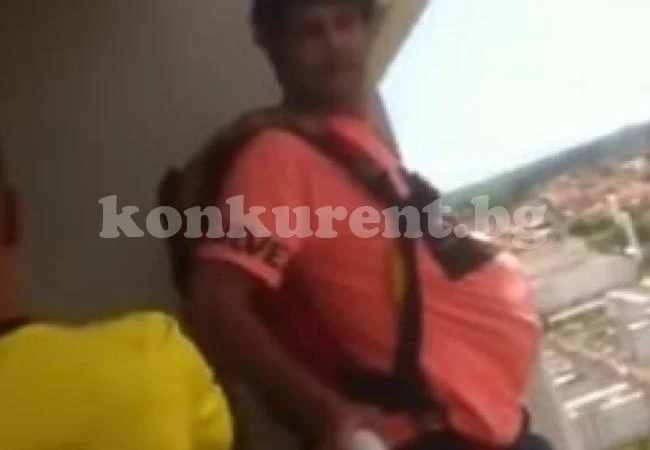 Семейството му със сълзи на очи го молеше да не скача от балкона, но той не ги послуша (ВИДЕО)