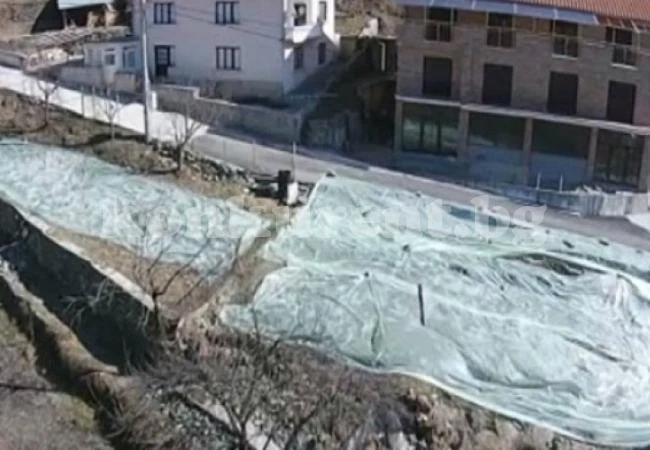 Свлачище заплашва да откъсне село от света