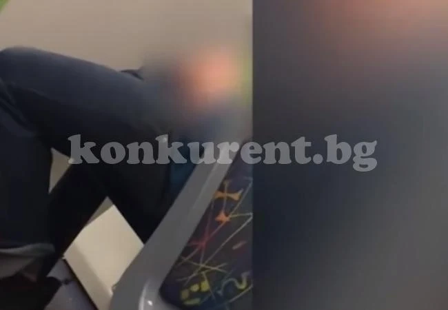 Идиот мастурбира в претъпкан градски автобус (ВИДЕО 18+)
