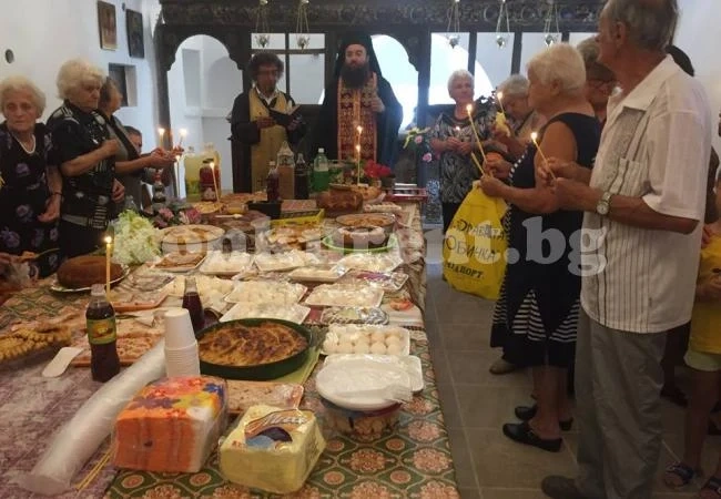 Отслужиха първата служба в обновена селска църква