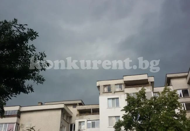 Валежите намаляват, но не спират, отново бури и градушки