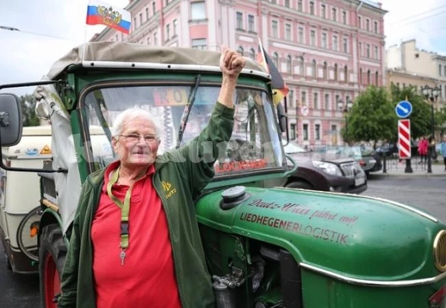 Възрастен мъж пропътува близо 2000 км. с 57-годишен трактор (СНИМКИ/ВИДЕО)