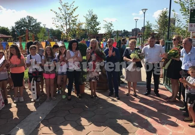 Петя Аврамова участва в откриването на детски парк в Козлодуй