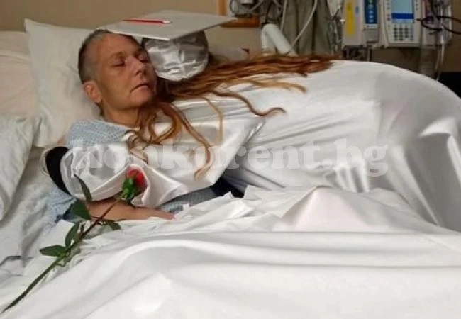 Болна от рак майка се вкопчи с всички сили за живота, за да види дипломирането на дъщеря си (СЪРЦЕРАЗДИРАТЕЛНО ВИДЕО)