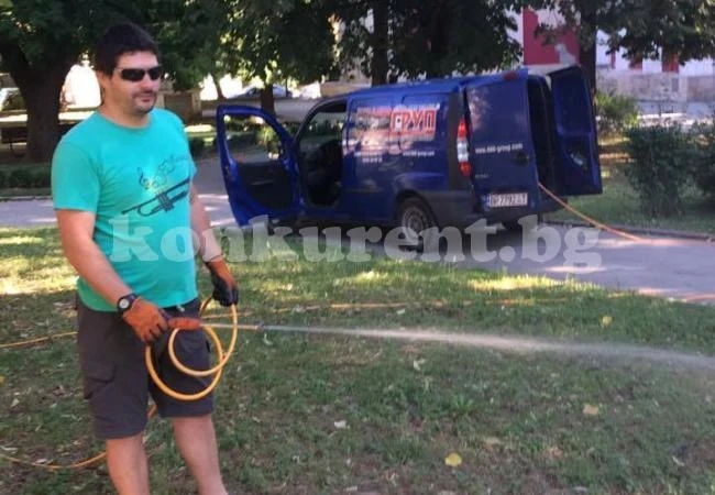 Пръскат отново тревните площи във Враца