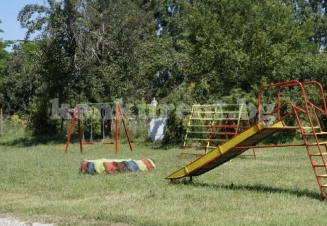 Ремонтират детските площадки в Мездра