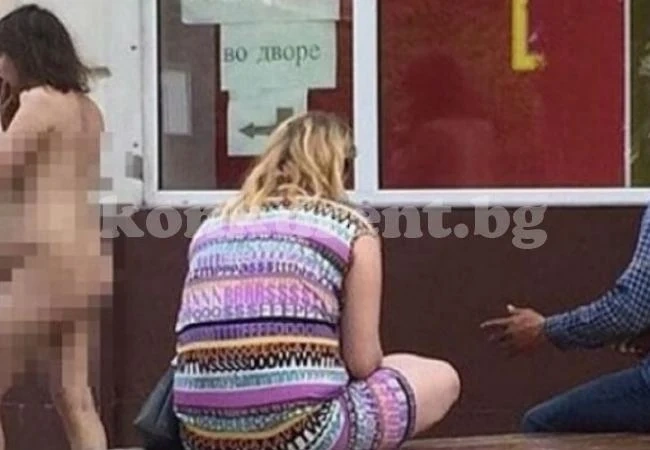 Бременна обикаля по улиците чисто гола и пуши цигара (СНИМКА 18+)