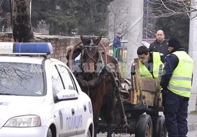 Възрастен шофьор се натресе в каруца
