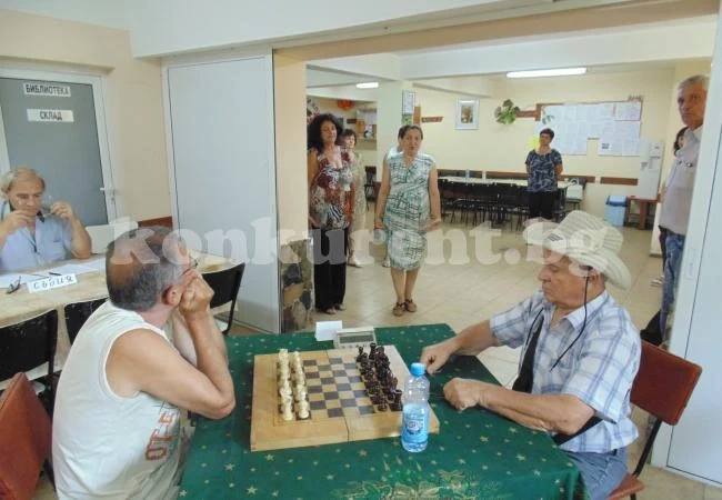 Пенсионери показват чалъм на шах, табла и карти /СНИМКИ/