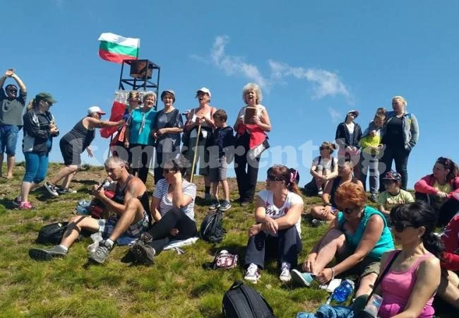 Планинари от 3 поколения изкачиха Ком /СНИМКИ/