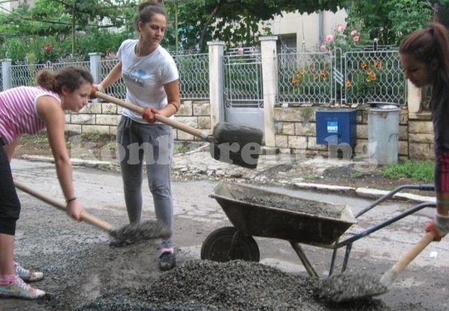 Студенти се трудят здраво в Мездра