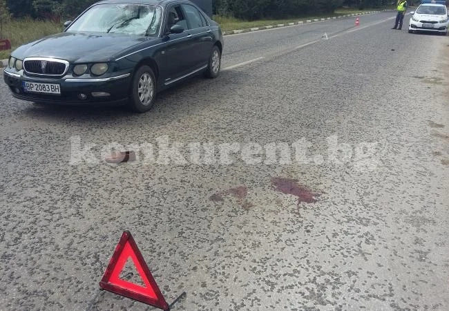 Кола натресе мъж с колело и го прати в болница СНИМКИ