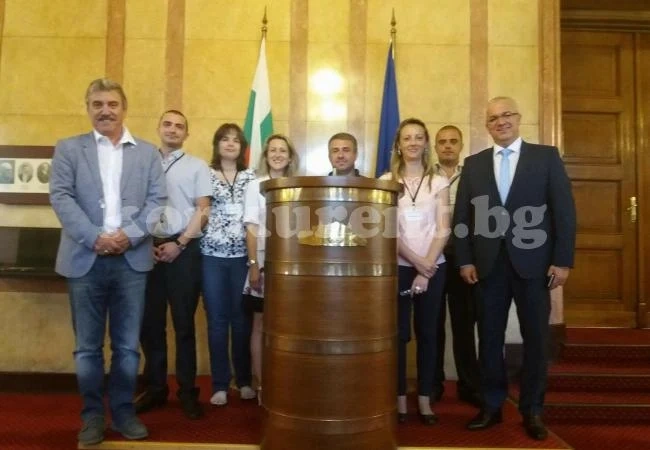 Млади социалисти от Мездра гостуваха в парламента СНИМКИ