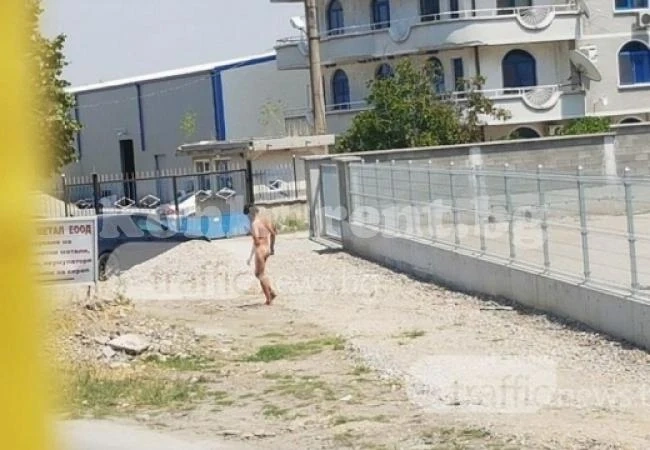 Гол мъж си развява патлака (СНИМКИ 18+)