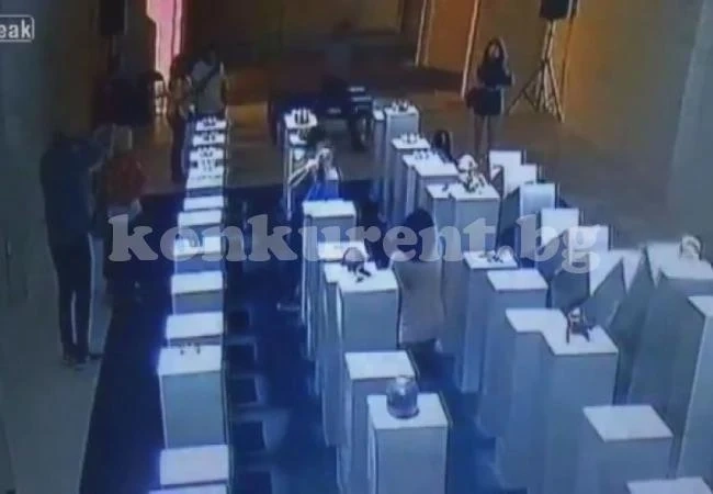 Тя съсипа ценности за $200 000... заради селфи (ВИДЕО)