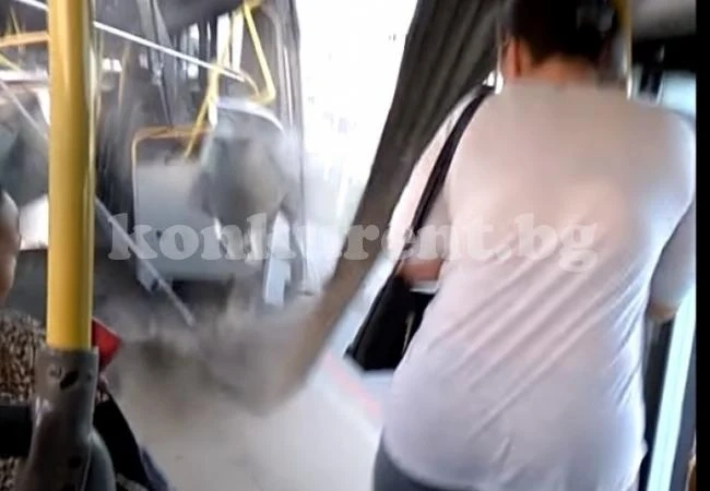 Автобус от градския транспорт се разцепи в движение (ВИДЕО)