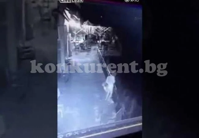 Съседи заснеха семеен скандал, при който ревнивецът изхвърли жена си през балкона (ВИДЕО)