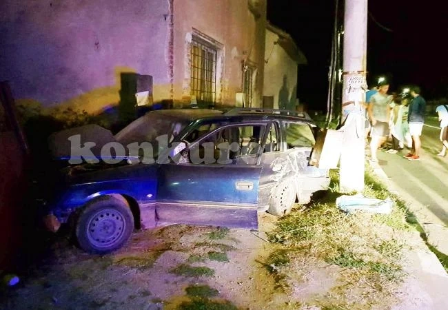 ОБНОВЕНА Пиян натресе кола в стълб и прекъсна тока СНИМКИ