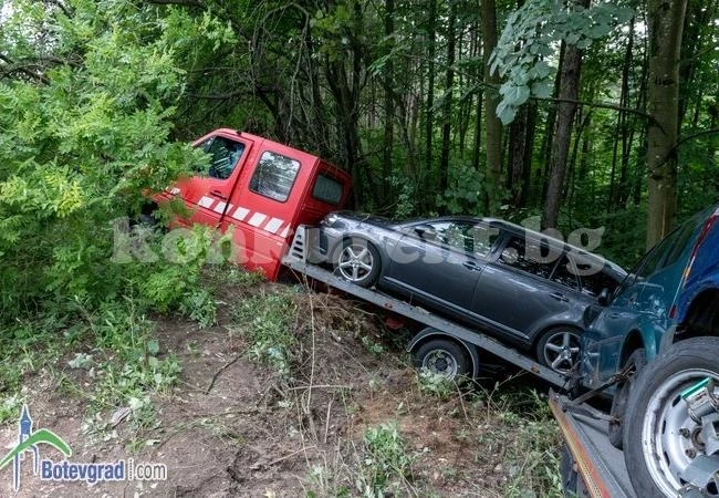 СНИМКИ Зрелищна катастрофа с автовоз на Е79
