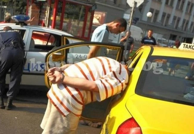 Ченгета щурмуваха квартирата на таксиджия и откриха...