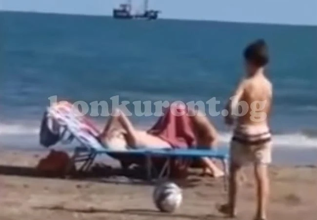 Мъж прави кунилингус пред деца на плажа, само с хавлия на главата! (ВИДЕО 18+)