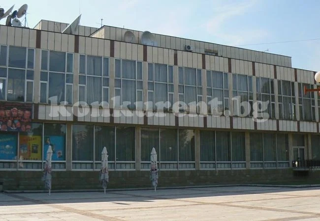 Ремонтират покрива на театъра в Монтана