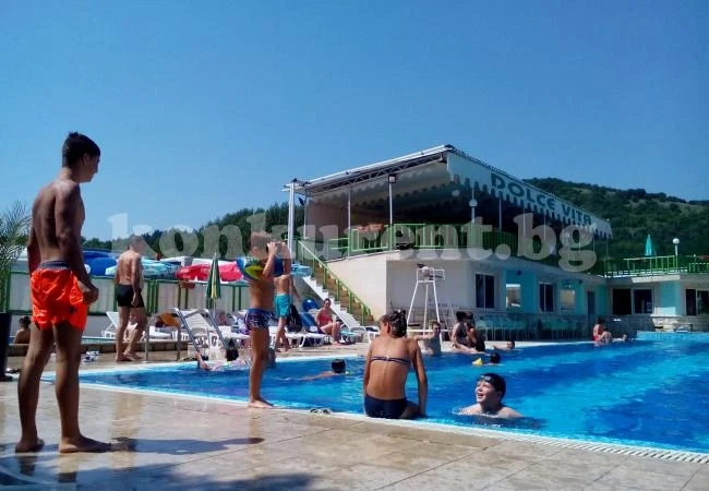 Жегата напълни басейните