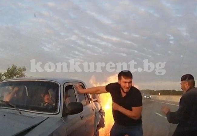 ВИДЕО 18+ запечата как шофьори измъкват в последния момент пострадали от горяща кола (СНИМКИ 18+)