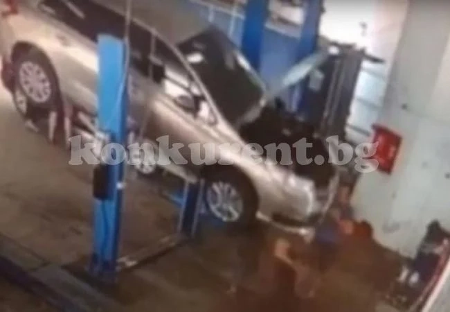 Кола падна от подемник в автосервиз и премаза монтьорите под нея (ВИДЕО 18+)