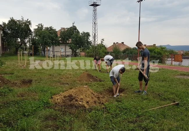 Правят площадка за стрийт фитнес в СУ „Иван Вазов“ - Мездра