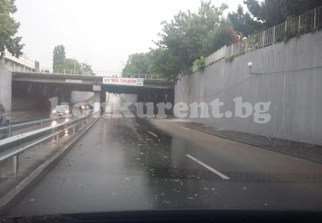 ВИДЕО и СНИМКИ Поройният дъжд наводни подлеза при автогарата