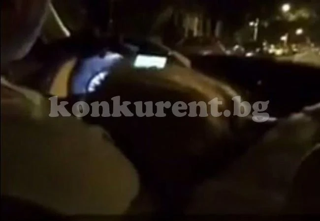 Ужасен пътник засне как бакшиш получава сви*ка от пияна проститутка на предната седалка, докато го вози (ВИДЕО 18+)  