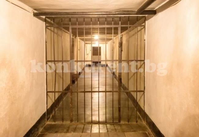 Майка прати студентка в затвора, задето прелъстила 14-годишния й син