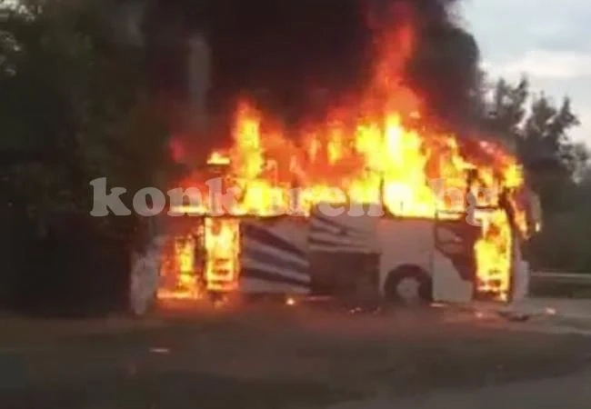 Автобус с пътници гори, пукат гуми, хвърчат стъкла