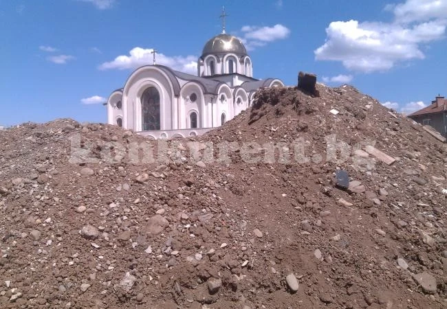 Оформят предхрамовото пространство на „Свети Дух”