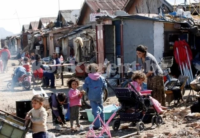 Всяка трета ромка ражда преди пълнолетие и остава неграмотна