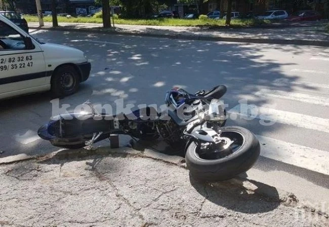 Моторист бере душа след като се заби в ограда
