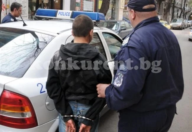 18-годишен краде дърва от кравеферма