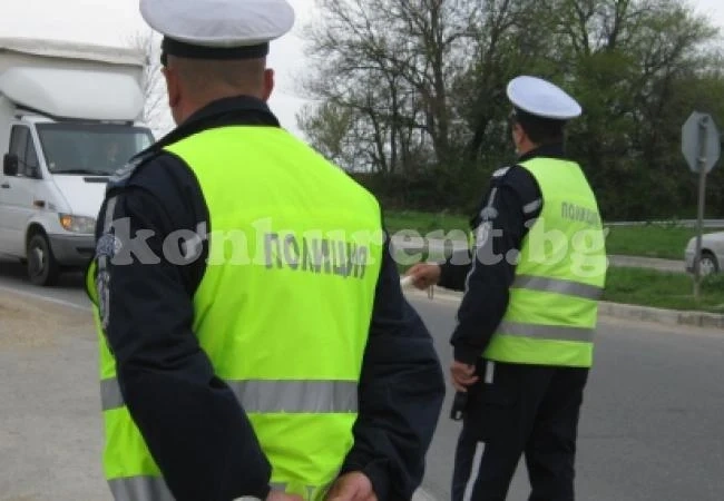 Пипнаха мъж да кара бус с изтекли номера