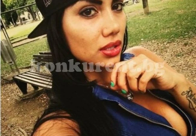 Полицаи накараха моделка да се съблече гола и да танцува еротично (СНИМКИ/ВИДЕО)