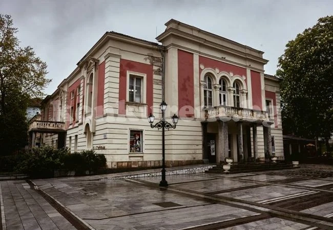 Театър потъна в разруха СНИМКИ
