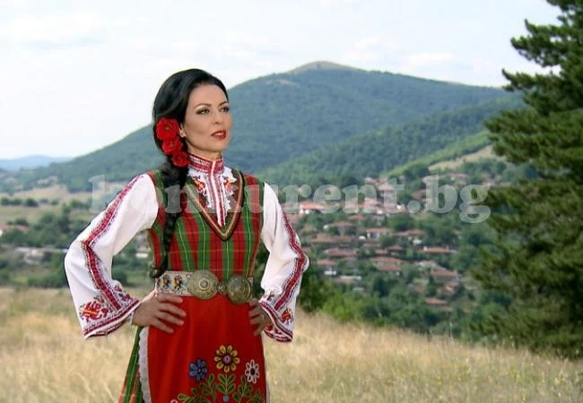 Славка Калчева пее на панаира в Мизия