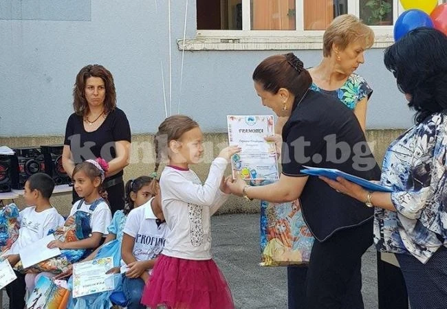 Зам.-кметът Петя Долапчиева награди участниците в лятно училище