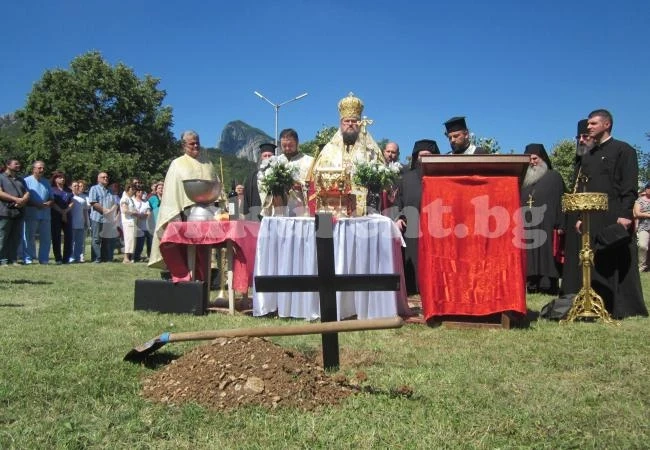 Св. Пантелеймон ще закриля лекари и болни във Враца СНИМКИ