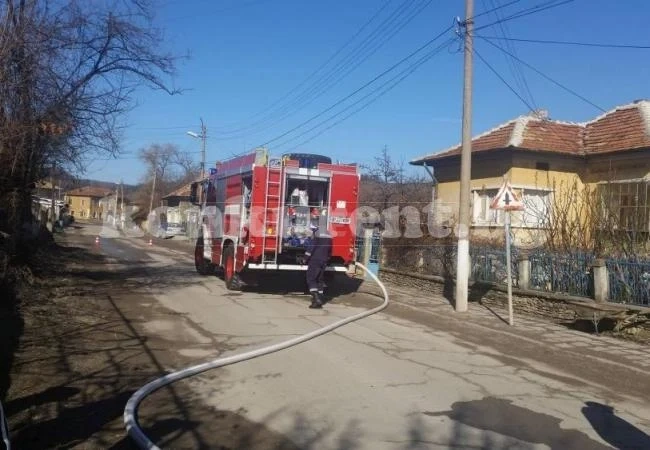 Пожар в стърнища засегна къщи в монтанско село