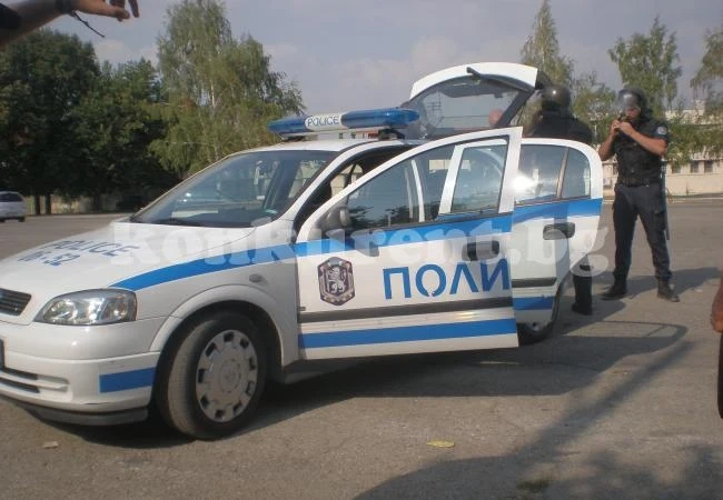 Млади и стари карат мотопеди без номера