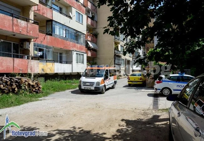 17-годишен младеж загина след полет от 5-ия етаж СНИМКИ