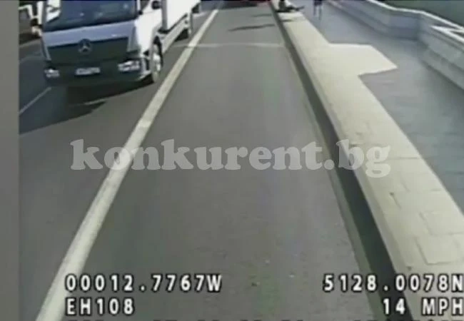 Мъж блъсна непозната пешеходка пред автобус (ВИДЕО)