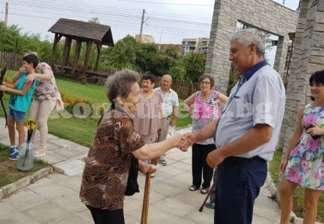 Възрастни хора посетиха АК “Калето“