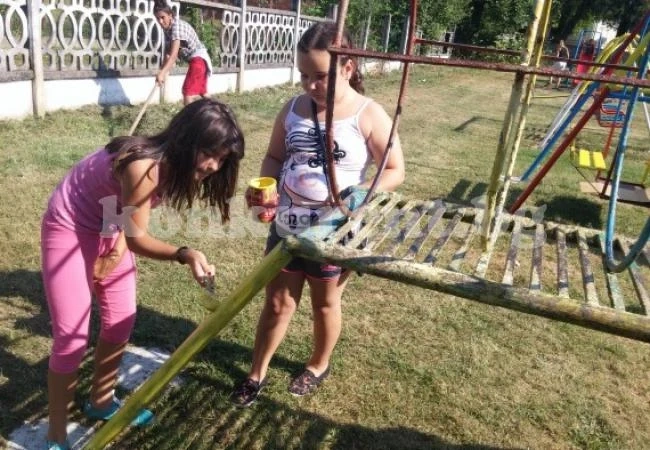 Жителите на Брусен разкрасяват детски площадки